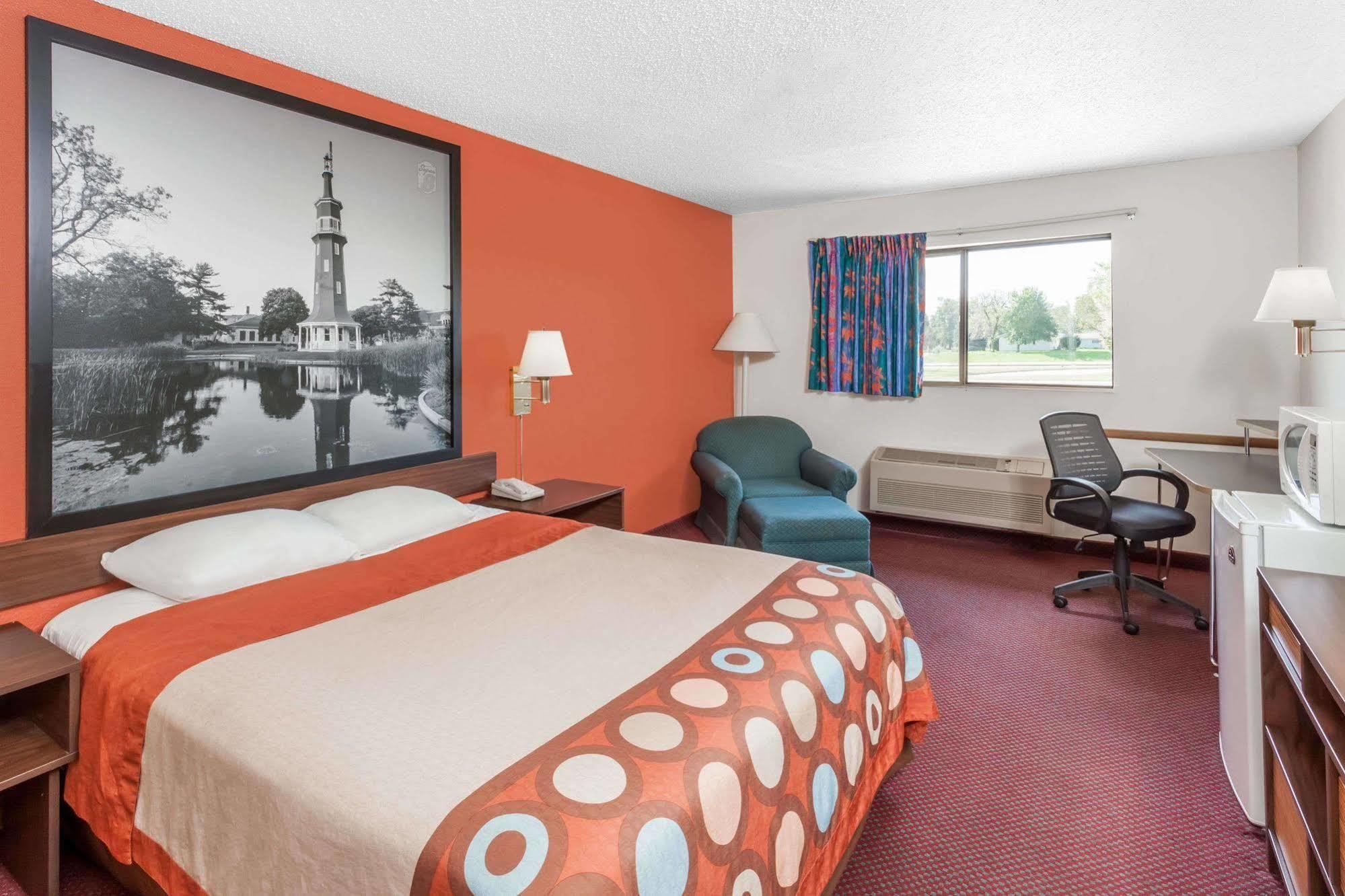 Super 8 By Wyndham Washington/peoria Area Motel Washington