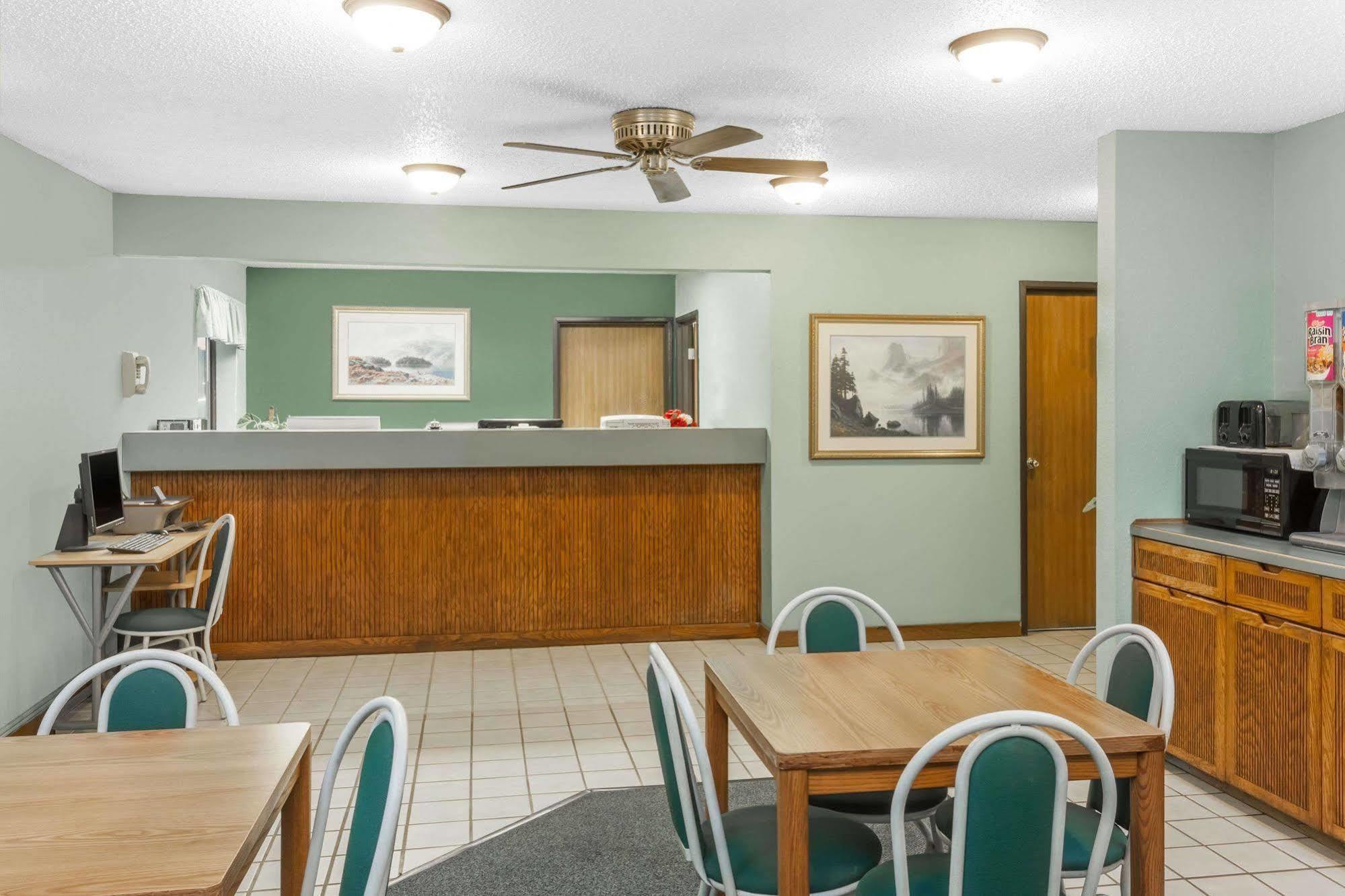 Super 8 By Wyndham Washington/peoria Area Motel Washington