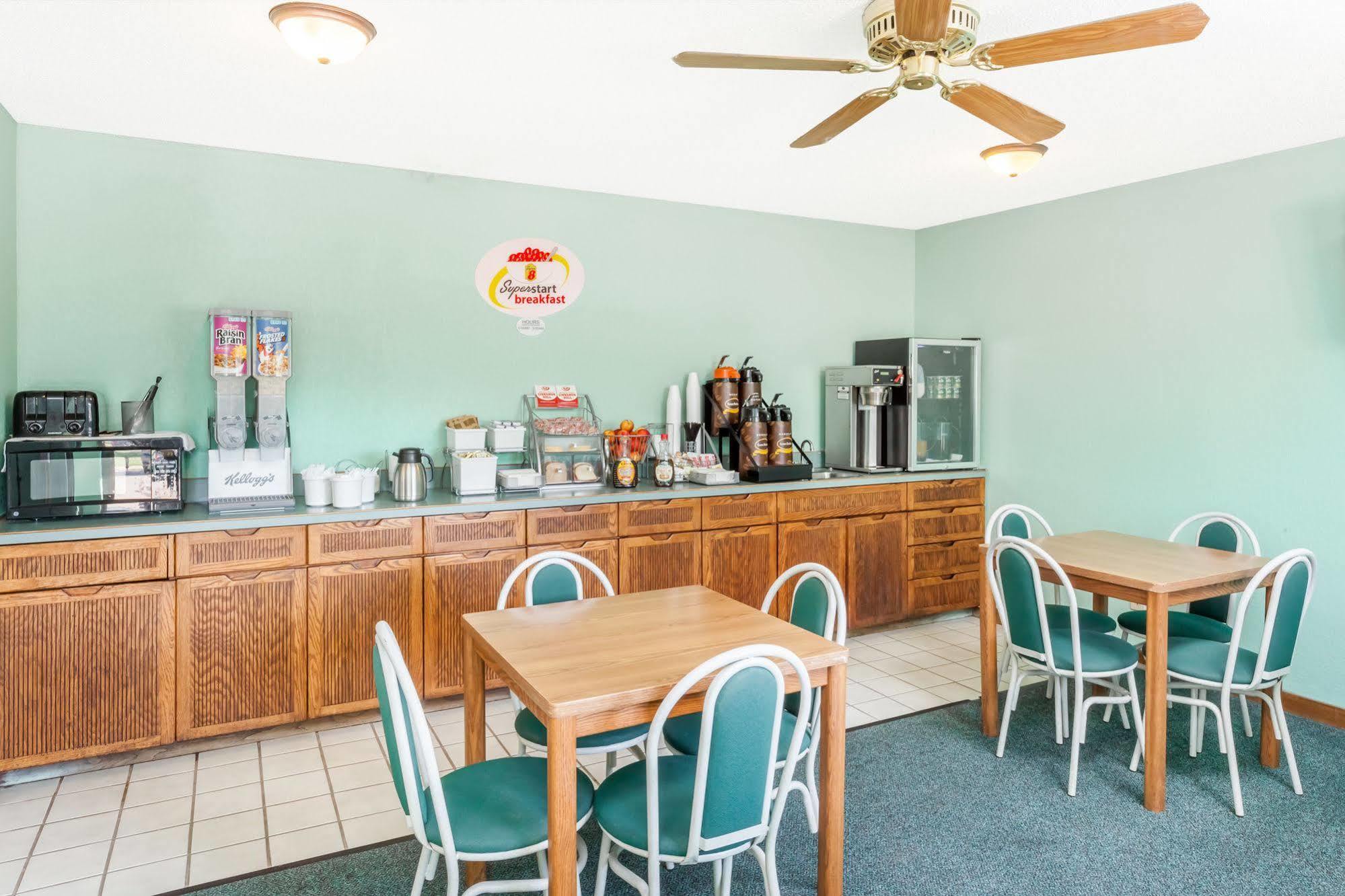 Motel Super 8 By Wyndham Washington/peoria Area 2*
